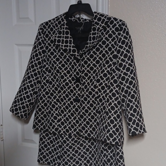 Ladies suit - Picture 6 of 6